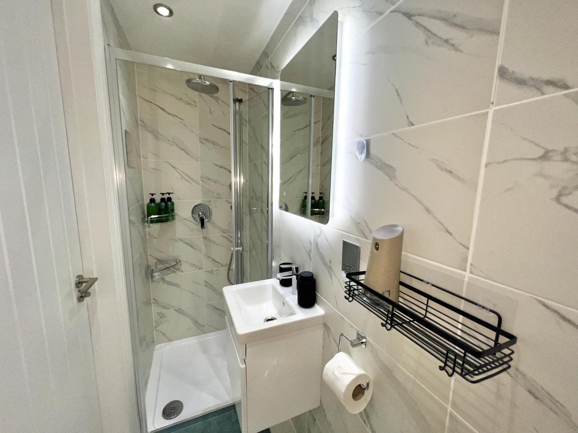 Charming 3-Bed Flat In Shepherds Bush - Sleeps 9 London Exterior photo