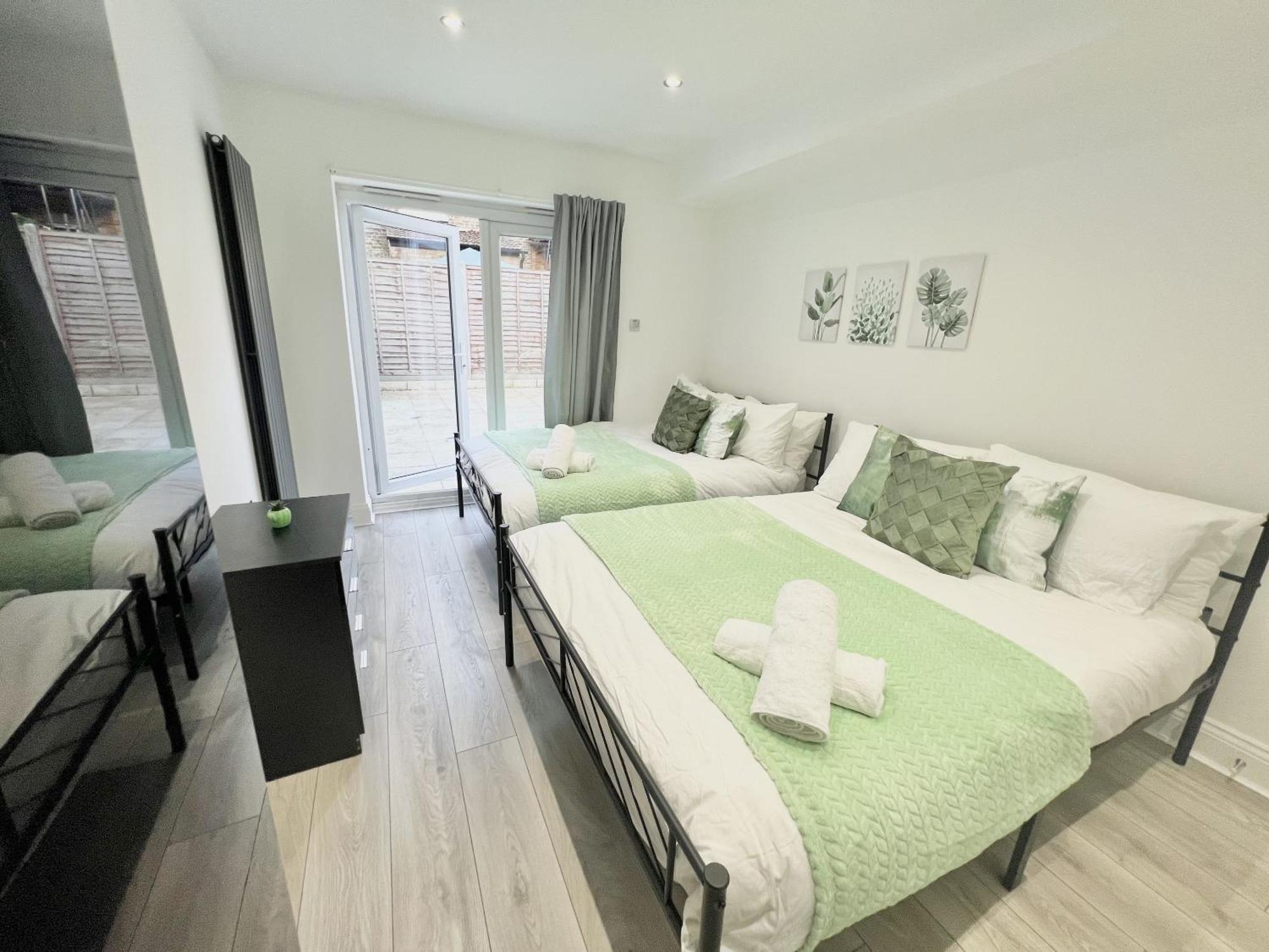 Charming 3-Bed Flat In Shepherds Bush - Sleeps 9 London Exterior photo